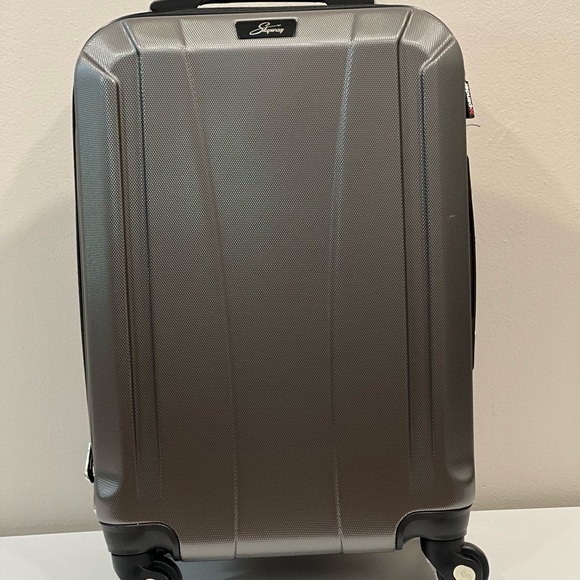 Skyway Clamshell Carry On Luggage - Picture 1 of 15